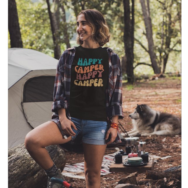 Happy Camper Zitat mit Retro Wavy farbiger Text T-Shirt (Von Creator hochgeladen)
