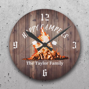 Happy Campers Rustic Bonfire Camping Familienname Runde Wanduhr