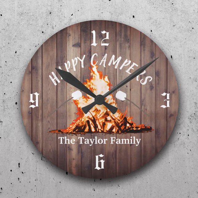 Happy Campers Rustic Bonfire Camping Familienname Runde Wanduhr (Von Creator hochgeladen)