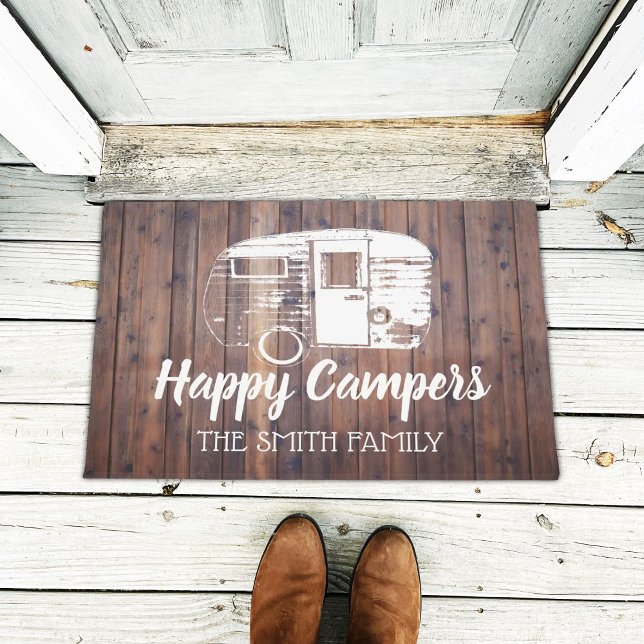 Happy Campers Rustic Camping Trailer Familienname Fußmatte (Von Creator hochgeladen)