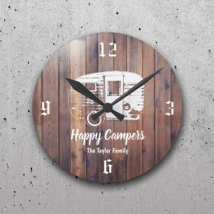 Happy Campers Rustic Camping Trailer Familienname Runde Wanduhr