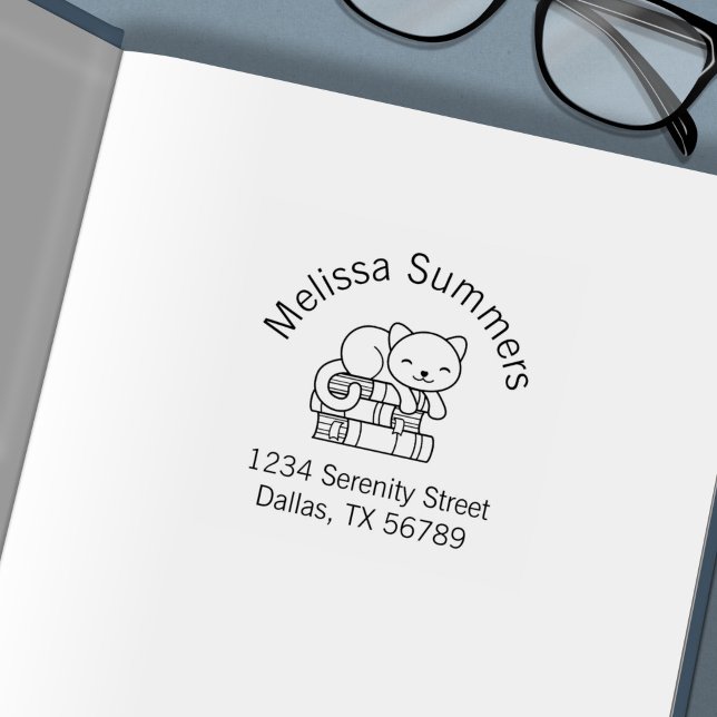 Happy Cat auf dem Stapel der Bücher Adresse Permastempel (Von Creator hochgeladen)