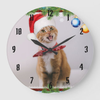 Happy cat in red christmas hat große wanduhr