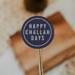 Happy Challah Days Funny Blue & White Holiday Runder Aufkleber<br><div class="desc">Mit diesen niedlichen,  lustigen Aufklebern können Sie Ihre Urlaubskarten,  Einladungen und Geschenke abschließen! Die dunkelblauen Siegel bieten "Happy Challah Days" in der modernen,  weißen Blockschrift. Super niedlich für Hanukkah oder für Pun-Liebhaber!</div>