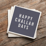 Happy Challah Days | Funny Holiday Hanukkah Serviette<br><div class="desc">Fügen Sie Ihren Partys in diesem Jahr eine Touch modernen Spaß mit diesen sonnigen Cocktailserien hinzu. Das Design bietet "Happy Challah Days" in modernem weißem Blocktext auf rauchig tiefblauem Hintergrund.</div>