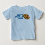 Happy Challah Days Hanukkah Chanukah Holiday Brot Baby T-shirt<br><div class="desc">Eine originelle Marker-Illustration eines Laib geflochtenen herausfordernden Brotes,  mit HAPPY CHALLAH DAYS in einem lustigen Schriftart. Perfekt für Hanukkah! Diese Urlaubsanschauung ist auch auf anderen Produkten verfügbar. Sehen Sie nicht,  wonach Sie suchen? Brauchen Sie Hilfe bei der Anpassung? Kontaktieren Sie Rebecca,  um etwas für Sie entworfen zu haben.</div>