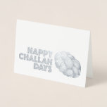 Happy Challah Days Hanukkah Chanukah Holiday Brot Folienkarte<br><div class="desc">Die Urlaubskarte bietet eine originelle Marker-Illustration eines köstlichen Laib geflochtenen herausfordernden Brotes, mit HAPPY CHALLAH DAYS in einem kühlen Schriftart. Ideal um Hanukkah und andere jüdische Feiertage zu feiern. Sehen Sie nicht, wonach Sie suchen? Brauchen Sie Hilfe bei der Anpassung? Klicken Sie auf "rebeccaheartsny" (obere rechte Ecke) und dann auf...</div>