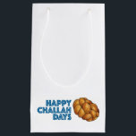 Happy Challah Days Hanukkah Chanukah Holiday Kleine Geschenktüte<br><div class="desc">Eine originelle Marker-Illustration eines Laib geflochtenen herausfordernden Brotes, mit HAPPY CHALLAH DAYS in einem lustigen Schriftart. Gut für Hanukkah Geschenke! Passende Geschenketiketten, Gewebe, Band und Geschenkpackung erhältlich. Diese Abbildung ist auch auf anderen Produkten verfügbar. Sehen Sie nicht, wonach Sie suchen? Brauchen Sie Hilfe bei der Anpassung? Kontaktieren Sie Rebecca, um...</div>