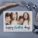 Happy Challah Days | Hanukkah-Fotokarte Feiertagskarte<br><div class="desc">Whimsical Hanukkah Foto-Karte verfügt über zwei Ihrer Lieblings-Fotos in einem quadratischen Format nebeneinander ausgerichtet. "Happy Challah Days" erscheint unter der blauen handgeschriebenen Pinseltypografie. Personalisieren Sie Ihren Familiennamen oder Namen, Ihre persönliche Begrüßung und das Jahr am unteren Ende. Karten kehren zu einem Muster aus weißem Schnee und gelben Sternen auf einem...</div>