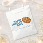 Happy Challah Days Holidays Hanukkah Chanukah Geschenktütchen<br><div class="desc">Die Gefallen-Tasche-Gestaltung zeigt eine originelle Marker-Illustration eines Laib geflochtenen herausfordernden Brotes, mit HAPPY CHALLAH DAYS in einem blauen Schriftart. Personalisieren Sie einfach mit Ihren Informationen. Dieses Design ist auch auf anderen Produkten erhältlich. Auch die Gestaltung der Projekte wird koordiniert. Sehen Sie nicht, wonach Sie suchen? Brauchen Sie Hilfe bei der...</div>