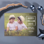 Happy Challah Days | Moderne Hanukkah-Fotokarte<br><div class="desc">Diese Hanukkah Fotokarten haben eine moderne, minimalistische Atmosphäre mit einer frechen Drehung. Das Design verfügt über eine weiße quadratische Kontur, in der die "Happy Challah Days" in der weißen Blockschrift eingetragen sind. Drei Zeilen benutzerdefinierbaren Textes ermöglichen es Ihnen, eine Nachricht, Ihren Namen und das Jahr hinzuzufügen. Textfelder können leicht in...</div>