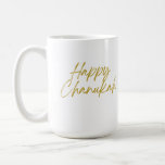 Happy Chanukah Classic Tasse, 15 oz Kaffeetasse<br><div class="desc">Genießen Sie Ihr Getränk der Wahl,  inspiriert durch diese aufregende Botschaft in einem eleganten Schriftart mit Goldschrift.</div>