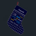 HAPPY CHANUKAH Hebrew Liebe Joy Peace DARK BLUE Kleiner Weihnachtsstrumpf<br><div class="desc">Dunkelblauer GLÜCKLICHER CHANUKAH Strumpf mit silberfarbenem Star of David pattern und LIEBE JOY PEACE geschrieben in Englisch und Hebräisch. Der Platzhalter Gruß und Name sind individuell einstellbar, sodass Sie Ihren Namen hinzufügen oder den Gruß ändern können. Das gleiche Design auf der Rückseite. Ideal, um Ihre kleinen Geschenke zu präsentieren. Auch...</div>