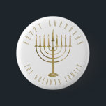 Happy Chanukah Menorah Holiday Button<br><div class="desc">Dieser Button zeigt eine goldene Menorah und die Nachricht oben liest "Happy Chanukah". Unter der Menorah ist ein Platz für Ihren Familiennamen,  den Sie personalisieren oder entfernen können,  wenn Sie möchten.</div>