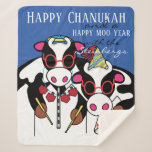 Happy Chanukah Moo Sherpa Blanket/Mittel Sherpadecke<br><div class="desc">Personalisieren Sie "Happy Chanukah and Happy Moo Year" Sherpa Fleece Blanket/Medium Personalisieren durch das Löschen von Text und fügen Sie Ihre eigene Nachricht. Wählen Sie Ihren bevorzugten Schriftart Stil, Größe und Farbe. Größe: Mittlere Durchwurfungen bis Wärme und Komfort in unserer luxuriösesten Decke, den Sherpa Fleece-Decken. Perfekt für diese kalten und...</div>