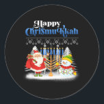 Happy Chrismukkah Jüdische Weihnachtszeit Hanukkah Runder Aufkleber<br><div class="desc">Weihnachtsjunge Kinder Kinder Jugendliche Männer. Funny Spaß Grafik Tee Kostüme für diejenigen,  die glauben an Weihnachtsmann,  Liebe Hirsch,  Rentier,  Elf,  Elfen,  Gesang Songs,  Party Dekoration,  Baum,  Hut,  Socken Dieses Weihnachtstee mit Grafik ist ein großes Weihnachtsgeschenk</div>