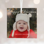 Happy Christmas Elegant White Script Baby Foto Ornament Aus Glas<br><div class="desc">Elegantes Weihnachtsschmuck mit wunderschönem kursiven Foto in Weiß. Dieses moderne Baby-Fotogeschenk mit prächtiger Typografie und Ihrem eigenen Text über dem kompletten Blutbild in Weiß am unteren Rand. Ideal,  um ein lächelndes Baby oder glückliches Kind zu feiern.</div>