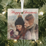 Happy Christmas Red Elegant Script Family Foto Ornament Aus Glas<br><div class="desc">Elegantes Weihnachtsschmuck mit wunderschöner kursiver Schrift in festlichem Foto. Dieses moderne Familienfoto mit prächtiger Typografie und Ihrem Namen auf dem kompletten Blutbild in Weiß unten.</div>