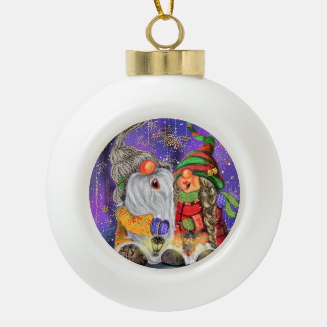 Happy Couple Gnome Weihnachtsdekoration Keramik Kugel-Ornament (Vorderseite)