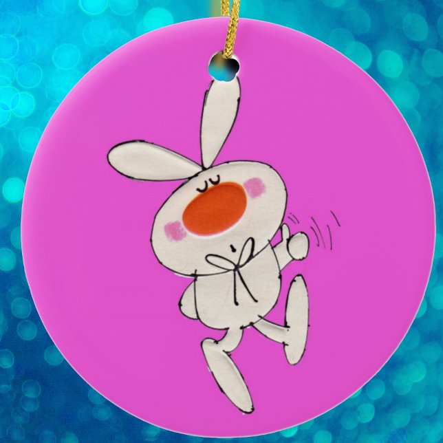 Happy Dancing Niedliches Weißes Kaninchen Keramik Ornament (Cute white bunny big orange nose bow tie on bright pink hanging Easter ornament.)
