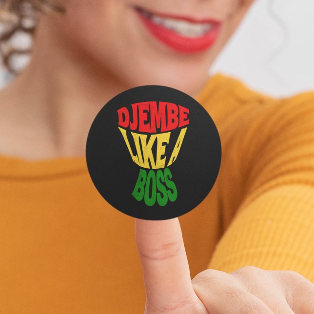 Happy Djembe wie ein Chef Afrikanische Trommeltrom Runder Aufkleber (Own the rhythm. Djembe like a boss. Express your passion with our vibrant sticker. )