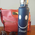 Happy Face Graphalize Blue Water Flasche<br><div class="desc">Niedliches gelbes Gesicht. Zeig, wie glücklich du mit diesem großen glücklichen Gesicht bist, mit einem riesigen Lächeln. Bereit, mit Ihrem Namen oder einem anderen Text oder einer anderen Nachricht personalisiert zu sein. Das Gesicht kann verschoben, verändert oder gelöscht werden. Die Hintergrundfarbe kann in jede gewollt Farbe geändert werden. Passen Sie...</div>