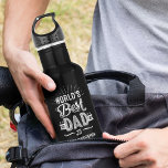 Happy Father's Day Fun World's Best Vater Kids Nam Edelstahlflasche<br><div class="desc">Spaß personalisiert für den besten Papa der Welt. Das Design ist mit einem lustigen Typografie-Design "World's Best Vater" und ist personalisiert mit dem Namen Ihres Kindes und dem Geburtsjahr von Papa. Das Geschenk für Ihren besonderen Vater zum Vatertag oder zum Geburtstag Ihres Vaters. Entwurf des Moodthology Papers</div>