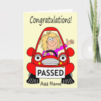 Happy Female Driving Happy Car, gerade vorbei Auto