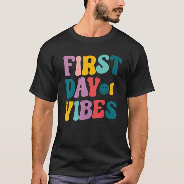 Happy First Day of Summer Vibes Hello Summer Vacat T-Shirt (Vorderseite)