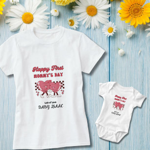 Happy First Mommy's Day mit Herz und Baby Name Strampler