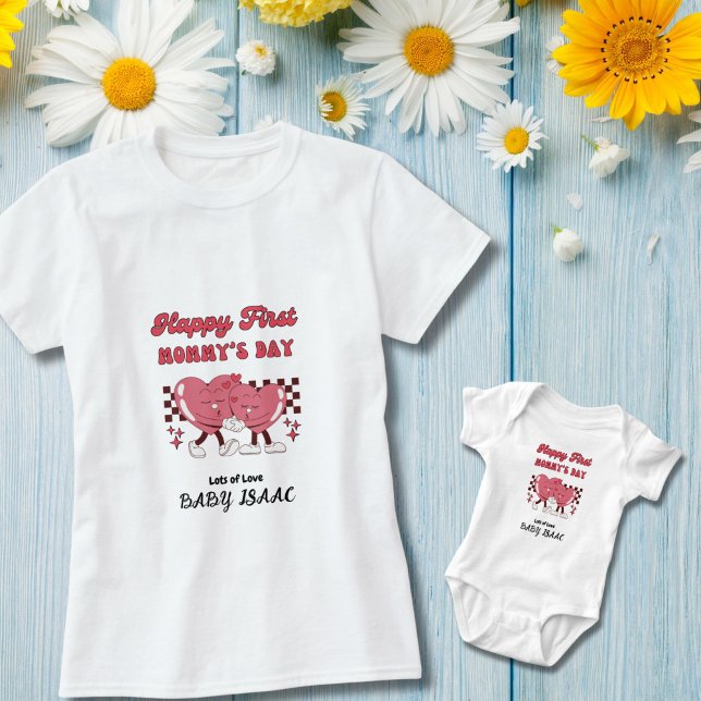Happy First Mommy's Day mit Herz und Baby Name T-Shirt (First Mommy's Day with our matching clothes for mommy and baby.  Baby's name is customizable.)