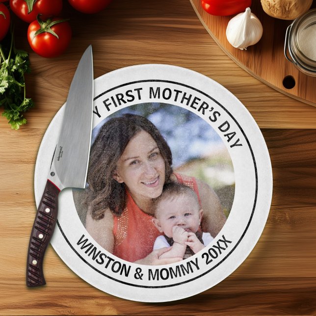 Happy First Mother Day Custom Foto & Text Schneidebrett (Von Creator hochgeladen)