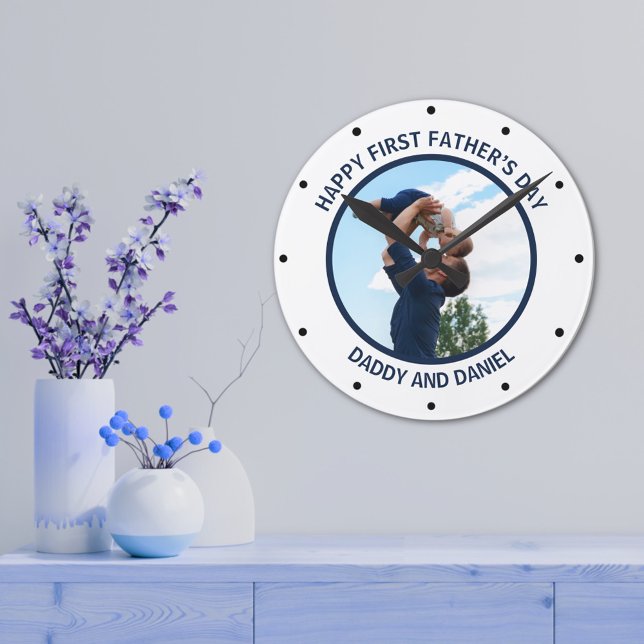 Happy First Vatertag Custom Foto & Text Runde Wanduhr (Von Creator hochgeladen)