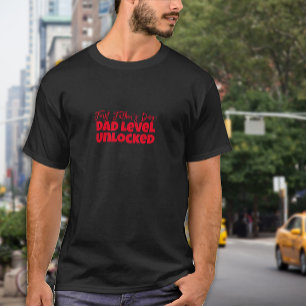 Happy First Vatertag Roter Brief Spaß T-Shirt