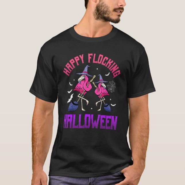 Happy Flocking Halloween Pink Flamingo Hexe T-Shirt (Vorderseite)