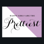 Happy Girls sind die Hübschen Abstrakten Lilac Poster<br><div class="desc">Ein Zitat-Poster mit skurrilen schwarzen modernen Kalligrafien. Dieses Design ist in einer Vielzahl von Produkten und Farben erhältlich. Glückliche Mädchen sind die hübschsten.</div>