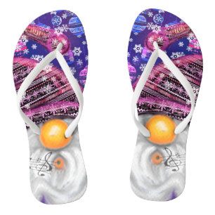 Happy Gnome in Lila Hut Singt ein Weihnachtslied   Flip Flops