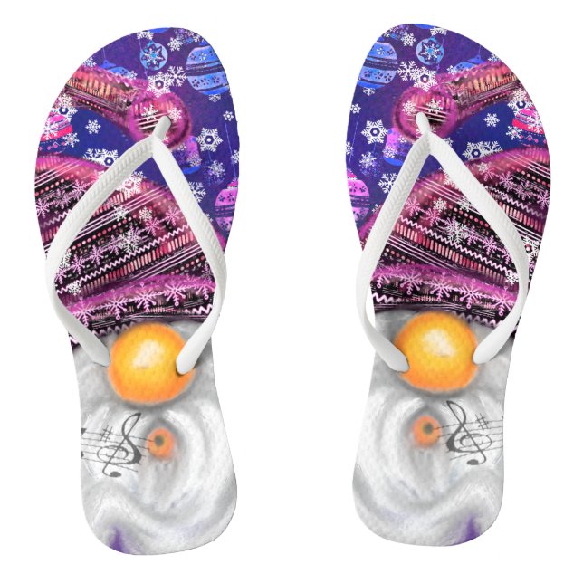 Happy Gnome in Lila Hut Singt ein Weihnachtslied   Flip Flops (Fußbett)