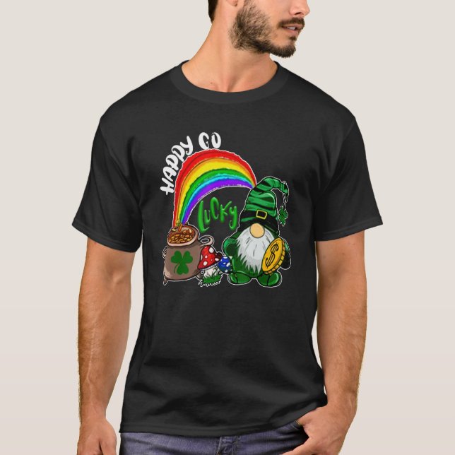 Happy Go Lucky Rainbow Gnome Shamrock Funny St Pat T-Shirt (Vorderseite)