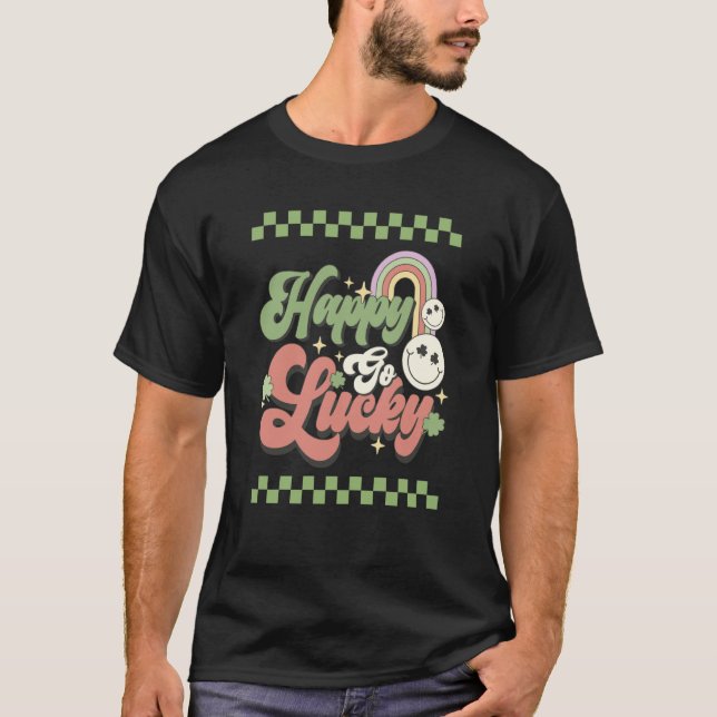 Happy Go Lucky St Patrick's Day Groovy Retro T-Shirt (Vorderseite)