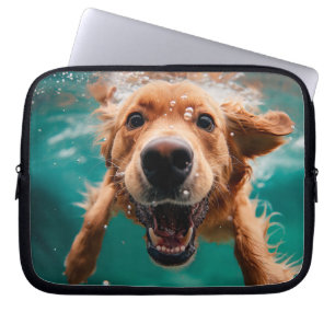 Happy Golden Retriever Schwimmen unter Wasser Laptopschutzhülle