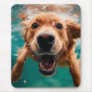Happy Golden Retriever Schwimmen unter Wasser Mousepad
