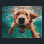 Happy Golden Retriever Schwimmen unter Wasser Puzzle<br><div class="desc">Genießen Sie die Freude und Energie der Hunde mit diesem schönen Design mit einem glücklichen Golden Retriever Schwimmen unter Wasser. Der fröhliche Ausdruck des spielerischen Nachwuchses und die lebhaften Unterwasserblasen schaffen eine dynamische und lustige Szene, die perfekt für Hundefreunde und Liebhaber von Haustieren ist. Dieses Kunstwerk eignet sich für eine...</div>