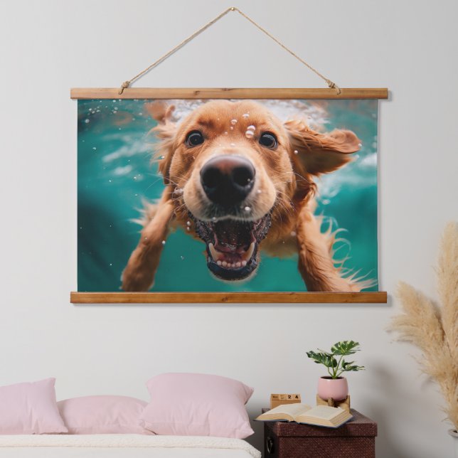 Happy Golden Retriever Schwimmen unter Wasser Wandteppich Mit Holzrahmen (Schlafzimmer)