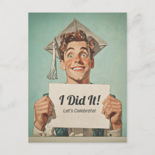 Happy Graduate Holding Einladung Postkarte