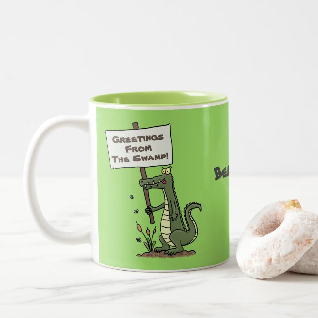 Happy Green Cartoon Krokodil mit Schild Cartoon Zweifarbige Tasse (Mit Donut)