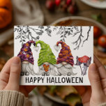 Happy Halloween Gnomes Postkarte<br><div class="desc">Dieses Design wurde durch digitale Kunst erstellt und kann personalisiert werden, indem Sie auf den Knopf Anpassen klicken und die Farbe ändern, einen Namen, Initialen oder Ihre Lieblingssprache hinzufügen. Kontaktieren Sie mich unter colorflowcreations@gmail.com , wenn Sie dieses Design für ein anderes Produkt haben möchten. Sehen Sie mehr meiner Kreationen oder...</div>