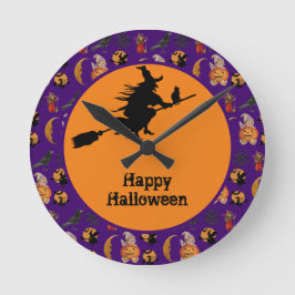 Happy Halloween Hexe auf einer Broom-Wohngestaltun Runde Wanduhr