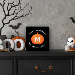 Happy Halloween Orange Pumpkin Custom Initial Holzkisten Schild<br><div class="desc">Dieses beängstigende,  niedliche personalisierte Halloween-Kunstdekor ist mit einem orangefarbenen Kürbis mit einer feinen Monogramm-Initial und einer modernen "Happy Halloween"-Formulierung mit personalisiertem Familiennamen ausgestattet.</div>