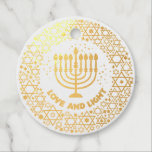 Happy Hannukah menorah Stars Geschenkanhänger<br><div class="desc">.Feiern Sie acht Tage und acht Nächte des Festivals der Lichter mit Hanukkah-Karten und Geschenken. Das Lichterfest ist hier. Lächle die Menorah, spiele mit dem dreiel und feiere auf Latkes und Sufganiyots. Feiern Sie den Geist von Hanukkah mit Freunden, Familie und Lieben, indem Sie ihnen Happy Hanukkah wünschen.</div>